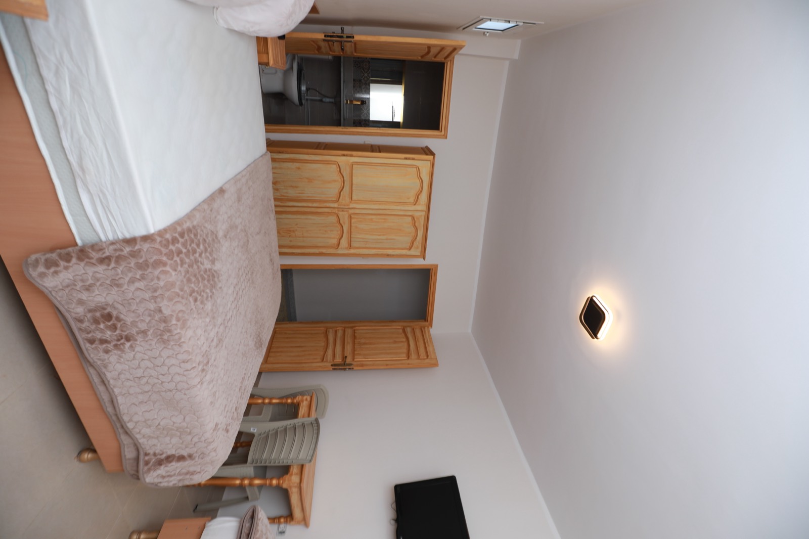 Chambre Double — lit double, TV, armoire