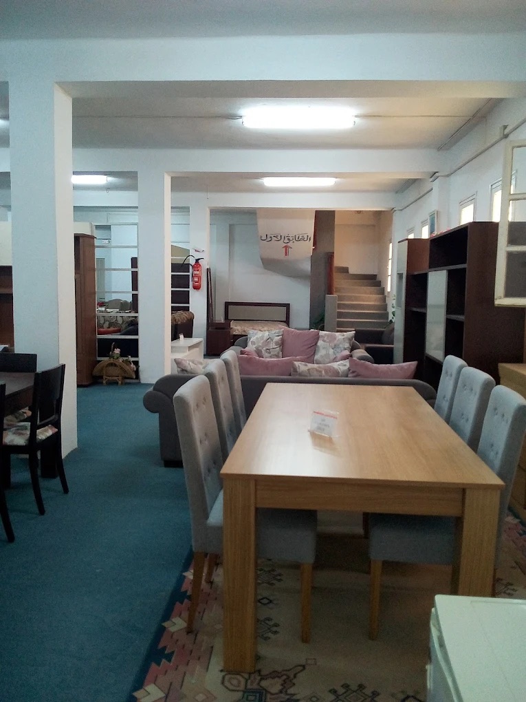 Salle à manger avec tables en bois