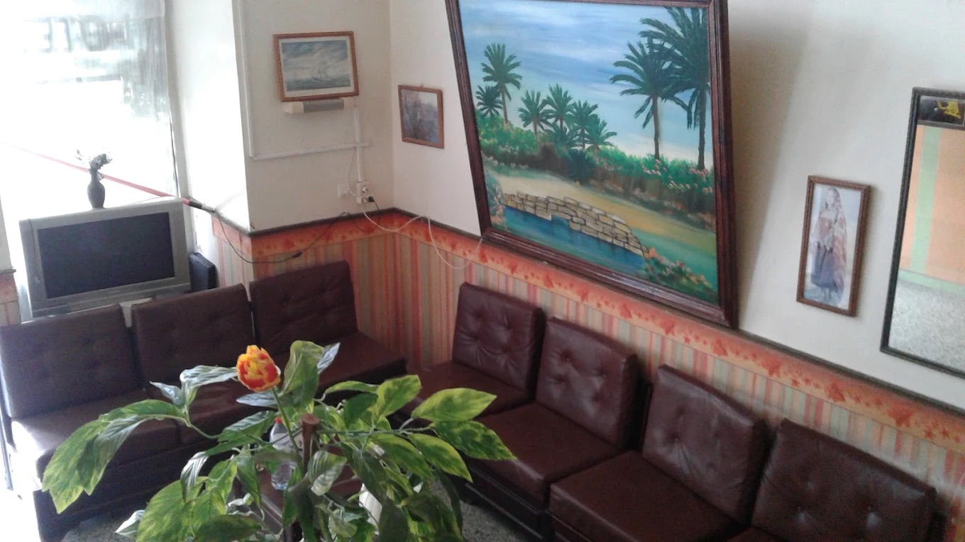 Salon d'accueil avec fresque évoquant les palmeraies de Gabès